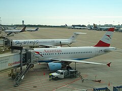 Avions parqués sur le tarmac de l'aéroport.