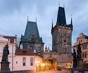 La tour gothique et l’entrée du pont Charles dans Malá Strana, un des quartiers historiques de Prague, sur la rive gauche de la Vltava. (définition réelle 2 687 × 2 248)