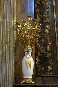 Vase et bouquet de fleurs dorées à l'autel de la Vierge du transept sud.