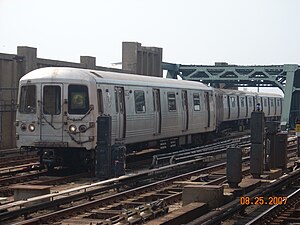 2009年7月G線列車仍以史密斯-第九街車站為總站時，R46型（英语：R46 (New York City Subway car)）G線列車在第四大道轉換軌道