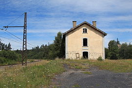 Ancien bâtiment et voie.