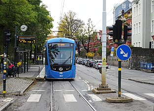 Tvärbanans hållplats "Gröndal", vy västerut.