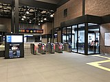 改札口と駅舎内観（2019年12月）