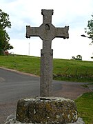 Croix en lave sur la place principale du village.