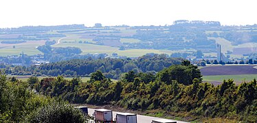 Blick in das Tal des Weißen Mains auf Lanzendorf mit der St. Gallus Kirche links und auf die Autobahnkirche St. Christophorus rechts