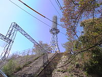 広島FM黄金山送信所（左・局舎、右・アンテナ）単独設置の頃