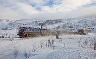 スウェーデンからナルヴィクに向かい山越えをするオーフォート鉄道。ナルヴィク港は鉄鉱石を輸出するノルウェー最大の港である。