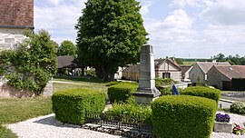 The war memorial in La Chapelle-Iger