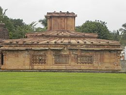 Temple de Lad Khan, mur latéral et ouvertures. Sur le toit, petite cella.