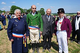 Le maire de Montmirail, en vert et le PDG d'Axoncable, en violet, lors du bicentenaire de la bataille de Montmirail.