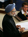 Kongresspartiets Manmohan Singh leder partialliansen UPD.