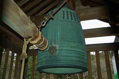 Ово звоно се зове Ми-дера но Бансхо (三井寺の晩鐘), вечерње звоно у Ми-дери, будистичком храму у Отсуу, који се налази у близини језера Бива у префектури Шига, Јапан. Ова слика приказује висећу дрвену греду постављену да удари у спољашњу страну резонантне површине.