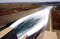 슈트식 여수로(chute spillway). Mosul Dam