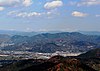 富士見岩から望む弓張山地の尉ヶ峰、左奥に富士山（2013年12月7日撮影）