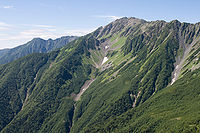 八本歯のコル付近より望む間ノ岳