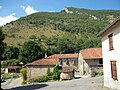 Vue de quelques habitations avec une montagne en arrière-plan.