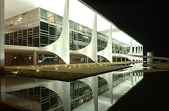 قصر بالاسيو دو بلاناوتو في برازيليا، وهو مكان العمل الرسمي لرئيس البرازيل (1960).