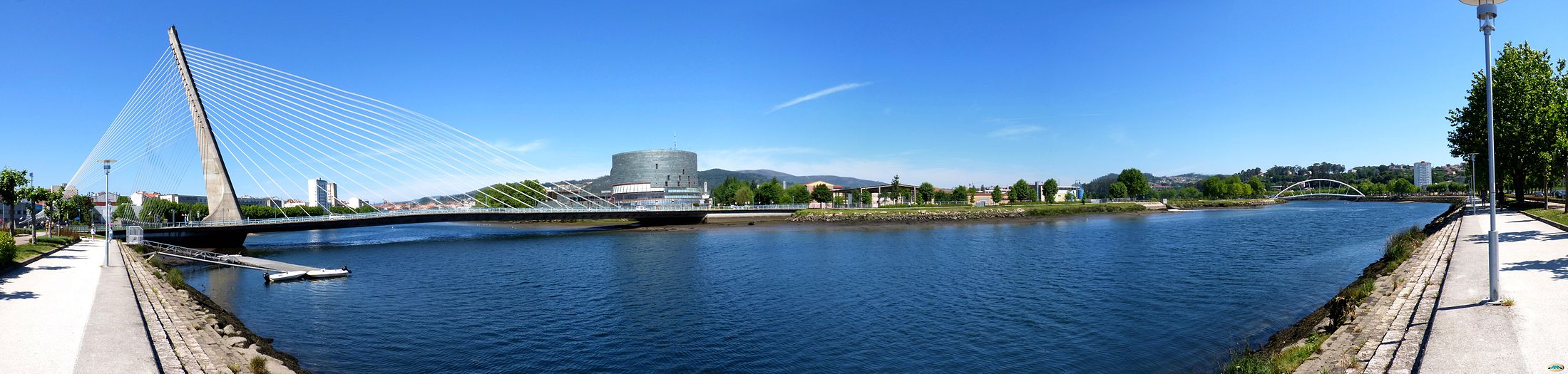 Paseo marítimo-fluvial con múltiples puentes que cruzan la ría