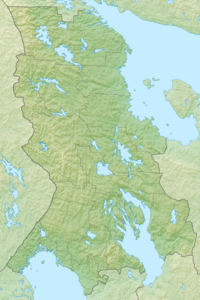 Mapa konturowa Karelii, na dole po prawej znajduje się punkt z opisem „Petroglify nad jeziorem Onega”, natomiast blisko centrum na prawo u góry znajduje się punkt z opisem „Petroglify nad Morzem Białym”