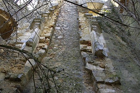 Château de la Renaudie (Saint-Front-la-Rivière), vestige d'une cheminée et âtre, jambages.