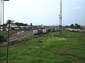 Panorama emplasemen Stasiun Sidotopo dengan latar belakang bukit di Pulau Madura