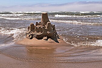 Affrontant les flots à Cannon Beach (Oregon, côte Pacifique des États-Unis).