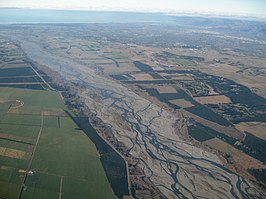 De Waimakariri met Christchurch op de achtergrond.