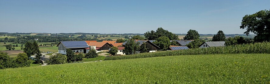 Photovoltaikanlagen auf den Dächern von Wampeltsham von Südsüdwest