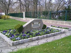 Mémorial des taxis de la Marne, en mars 2007, le long du parc Lefèvre.