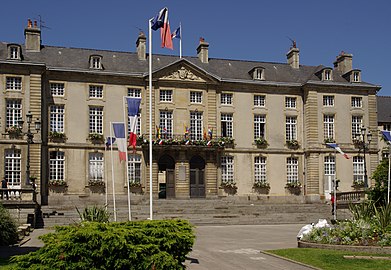 Ancien palais épiscopal devenu hôtel-de-ville.