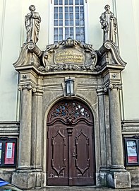 One of the main door, with Saints Peter and Paul