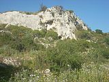 Cava del Rivettazzo, alcune sepolture sulla parete rocciosa della cava.