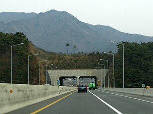 용산터널, 부산기점 23.0 km 지점