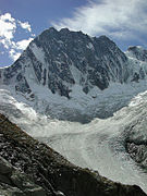 La face nord des grandes Jorasses, avec de gauche à droite les pointes Walker, Whymper, Croz, Hélène et Marguerite.