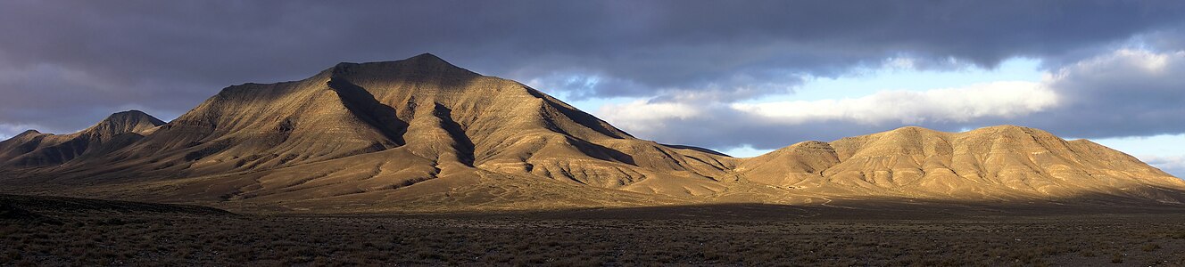 Hacha Grande at Lanzarote, by Yummifruitbat