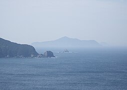 北から望む高茂岬（中央右）と 鵜来島（奥）