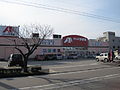 石同新町店（石川県白山市）、店舗看板は赤地