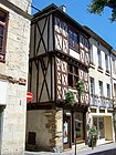 Maison à pans de bois et encorbellement, rue Armand-Caduc (mai 2009).