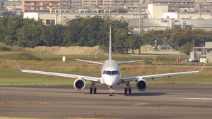 正面から見た地上試験中の MRJ 試験一号機