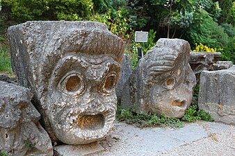 Masques sculptés.