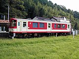 駅に停車するキハ30形気動車を北側より望む。 （2000年）