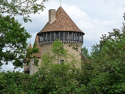 Restaurierter Turm des Château de Chabrot