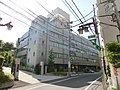 PL教団施設（右の建物が診療所、左が教会の門）