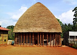 Le Chengbundyeh (temple-palais) de Bandjoun, symbole emblématique du pouvoir royal.