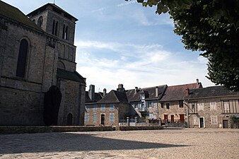 Saint-Yrieix-la-Perche, place Attante