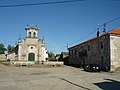 Place du village de Marzagao, avec l'église en arrière-plan.