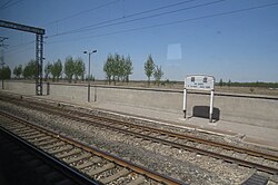 田荘駅のホームと駅名標