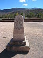 Monolito Trópico de Capricornio. Al fondo, reloj solar. Cerca de Huacalera, Jujuy, Argentina