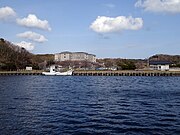 長板浦港と長崎県対馬病院（奥の建物）