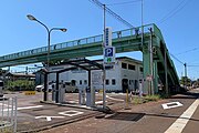 東口へと繋がる跨線橋と吉田駅前駐車場（2021年9月）